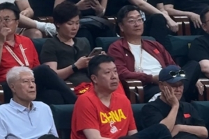 王治郅与赵本山观战男篮世预赛！蒋兴权&宋小宝也在现场
