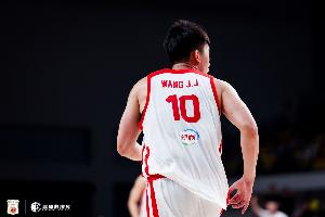 替补出战！王俊杰半场8分钟3中1拿到3分3板 正负值+13-fy