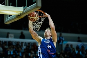 犯规困扰！高柏铠半场3中2拿下5分2板2助 3次犯规-iw