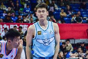 直播吧：青岛男篮与王睿泽签订了为期三年的C类合同-np
