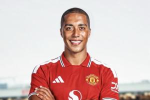 曼联捡到宝？WhoScored：蒂莱曼斯多项数据为优势，无显著劣势-9r