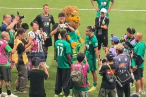 巴坎布赛后与张玉宁、侯森热情问候，并进行了谢场感谢北京球迷-26