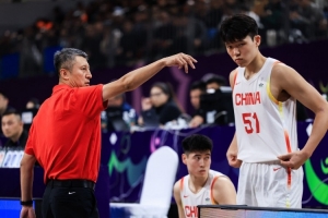 解说：杨瀚森8月为国出征不合适 不如休息 在国家队也没战术地位-15